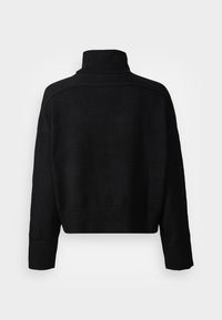 Czarny krótki sweter z wysokim kołnierzem, prążkowanymi mankietami i gładką fakturą. Posiada luźny fason i prosty design.