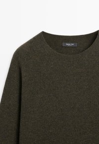 Olivově zelený pletený svetr s kulatým výstřihem, vyrobený z měkkého materiálu. Má jemnou texturu a štítek s nápisem "Massimo Dutti."