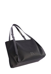 Bolso tote de cuero negro con superficie texturizada, base plana y correas ajustables. Presenta un logo sutil grabado en la parte frontal.
