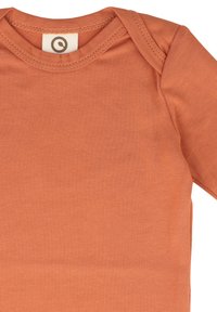 Body a maniche lunghe in morbido cotone a coste di un caldo arancione. Presenta un collo rotondo e un'etichetta con un logo circolare.