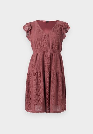 Rynkete ermer kjole i støvet rosa med blonde detaljer, V-hals, elastisk midje og lagdelt skjørt med utskjærte mønstre.