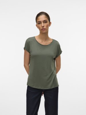 Olivengrønn kortermet t-skjorte med rund hals, som har en avslappet passform og glatt tekstur, kombinert med mørk denimjeans.