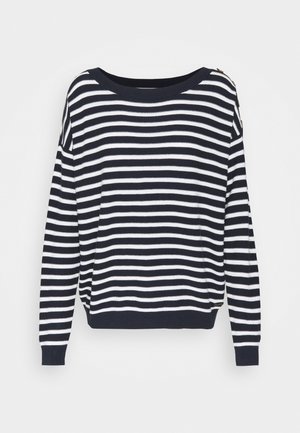 Lange mouw trui met marineblauwe en witte horizontale strepen, bootnek en knoopdetails op de linker schouder.