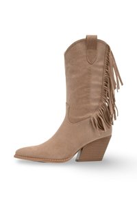 Botte de cow-boy en suede beige avec un bout pointu, des détails frangés sur le côté et un talon empilé texturé.