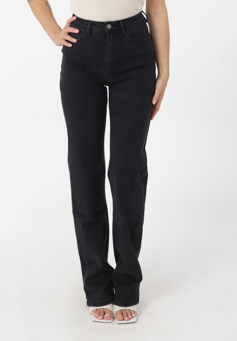 Jean noir taille haute à coupe droite, fabriqué en tissu denim, avec une fermeture à boutons et un style à cinq poches.