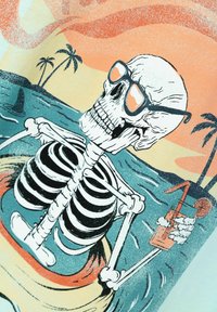 Esqueleto con caja torácica negra, usando gafas de sol, relajándose en un flotador en una escena de playa, sosteniendo una bebida, con palmeras y olas de fondo.