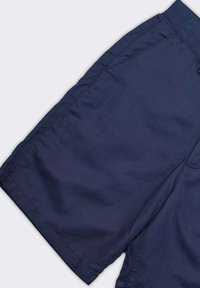 Pantaloni corti blu navy realizzati in tessuto leggero, con una vestibilità comoda, linee pulite e tasche laterali con dettagli cuciti.