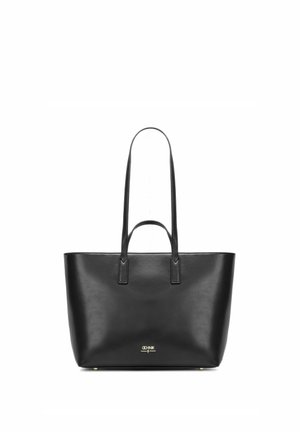 Czarna torba typu tote z długimi i krótkimi uchwytami, złote logo umieszczone na środku u podstawy, o zwartej, prostokątnej formie na białym tle.