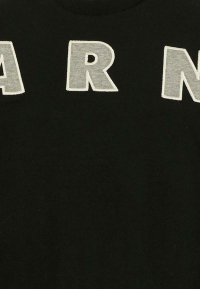 Zwarte katoenen T-shirt met grote, geborduurde letters in grijs en wit, voorzien van een ronde halslijn en een zachte textuur.