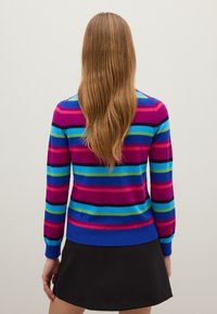 Pullover a strisce multicolore con strisce rosa, blu, verdi e nere, dal design aderente e con polsini e orlo a coste.