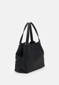 Borsa nera con texture, dotata di due spallacci, con dettagli in metallo dorato e una silhouette morbida e strutturata.