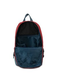 Mochila de tela en tonos azul marino y rojo con abertura con cremallera, que cuenta con un forro interior negro, un bolsillo de malla y un bolsillo frontal plano.
