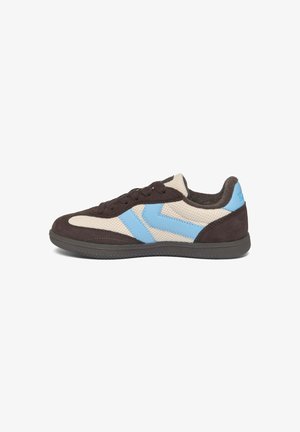 Sneaker low-top con mesh beige e suede marrone scuro, con dettagli a chevron blu e suola in gomma nera, vista laterale.