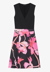 Rob e sans manches noire avec un décolleté en V profond et une jupe imprimée de fleurs roses. Tissu lisse, corsage ajusté et silhouette évasée plissée.