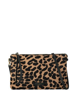 Borsa clutch rettangolare con stampa leopardata, tracolla nera e etichetta Gianni Chiarini Firenze sul davanti.