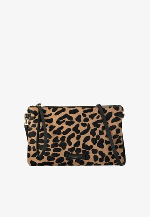 Borsa clutch rettangolare con stampa leopardata, tracolla nera e etichetta Gianni Chiarini Firenze sul davanti.