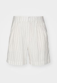 Pantalones cortos de lino en beige claro con finas rayas verticales. Presentan un frente con plisado, cintura elástica y dobladillos con puños para mayor detalle.