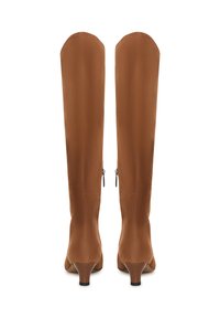 Pár hnědých semišových kozaček ke kolenům s nízkými podpatky a bočními zipy, zobrazených zezadu na bílém pozadí.