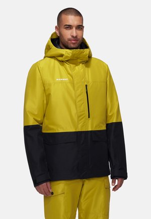 Gelbe und schwarze wasserdichte Jacke mit Kapuze, ausgestattet mit einem Reißverschluss vorne und zwei großen Vorderaschen, aus strapazierfähigem Material.