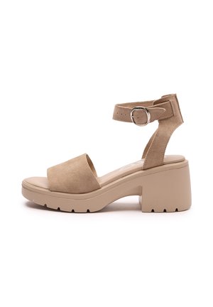 - Sandały na platformie