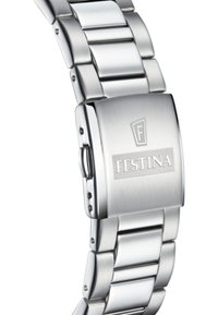 Orologio in metallo argentato con bracciale in acciaio inossidabile lucido e spazzolato, dotato di una chiusura rettangolare incisa con la scritta "FESTINA."