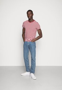 Tommy Hilfiger T-shirt básica - rhubarb/bright white