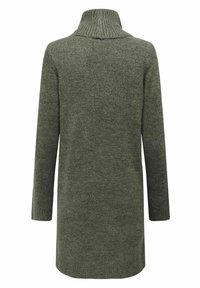 Robe-pull verte en maille avec un col montant côtelé, des manches longues et une coupe ample, présentant une texture douce et une couleur unie.