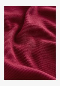 Unselected, berry red