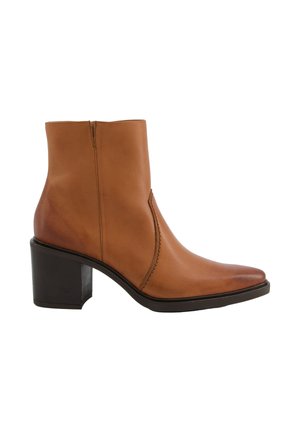 Bottine en cuir marron avec un bout arrondi, détail de couture sur le côté et un talon noir épais. Texture lisse et design épuré.