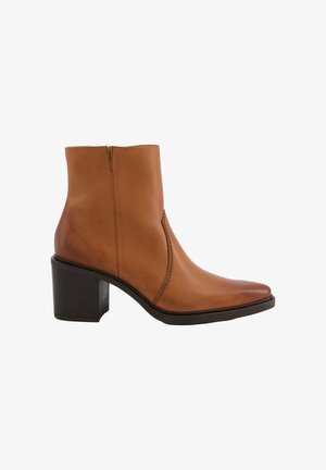 Bruine leren enkelboot met een ronde neus, zijnaaddetails en een chunky zwarte hak. Gladde textuur en een slank ontwerp.