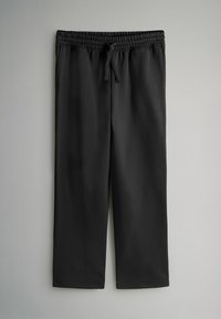 Schwarze Jogginghose mit einem elastischen Bund und verstellbarem Kordelzug, mit einer glatten Textur und ohne sichtbare Muster oder Akzentuierungen.