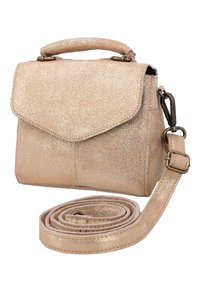 Petit sac à main beige pailleté avec une anse supérieure, un rabat avant et une bandoulière réglable et amovible enroulée à côté.