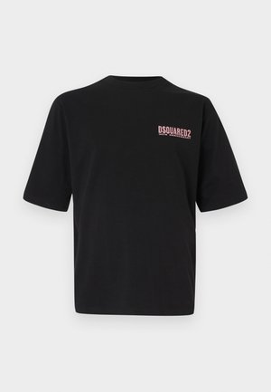 Juoda medvilninė marškinėliai su trumpomis rankovėmis ir užapvalinta apykakle. Priekyje pavaizduotas mažas rožinis logotipas su užrašu „DSQUARED2 30th Anniversary“.