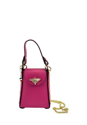 Kleine fuchsienfarbene Lederhandtasche mit Tragegriff, goldenem Bienen-Emblem auf der Klappe, goldenem Kettenriemen und italienischem Flaggenanhänger an der Seite.