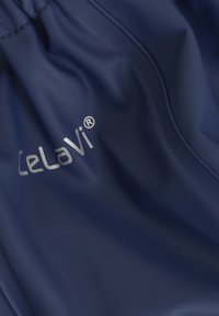 Donkerblauwe waterdichte stof met het zilveren 'ceLaVi' logo, met een soepele textuur en geplooide naaddetails.