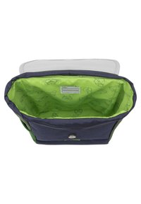 Námornícka modrá taška so zeleným, vzorovaným interiérom. Magnetické zapínanie a plochý popruh. Viditeľná vnútorná kapsa so štítkom pre organizáciu.