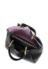 Borsa a tracolla nera in pelle con finitura testurizzata, hardware dorato e interno rosa. Presenta un compartimento con zip e doppi manici superiori.