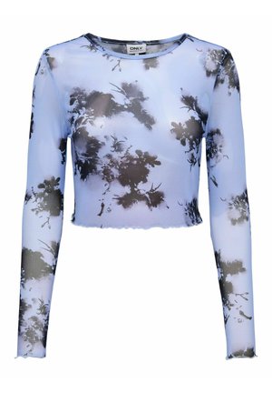 Top corto a maniche lunghe azzurro chiaro con motivi floreali neri e grigi, scollatura rotonda e orlo e polsini leggermente arricciati.