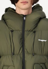 LOW LIGHTS STUDIOS® VELA PUFFER JACKET UNISEX - Vinterjakke - khaki