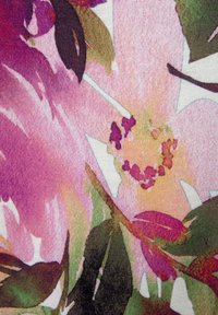 Stoff mit floralem Muster in Rosatönen, Grüntönen und Violett, mit glatter Textur und weichen, geschichteten Designelementen.