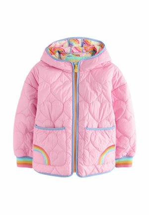 Veste matelassée rose avec capuche, deux poches avant, bordure bleu clair, broderie arc-en-ciel sur le côté gauche et doublure à motifs colorés.