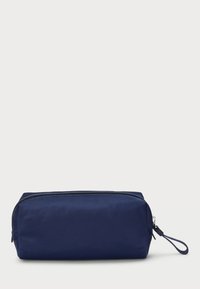 Ναυτικό μπλε καλλυντικού τσάντα με φερμουάρ, ορθογώνιο σχήμα, λεία υφή και με ιμάντα καρπού για εύκολη μεταφορά.