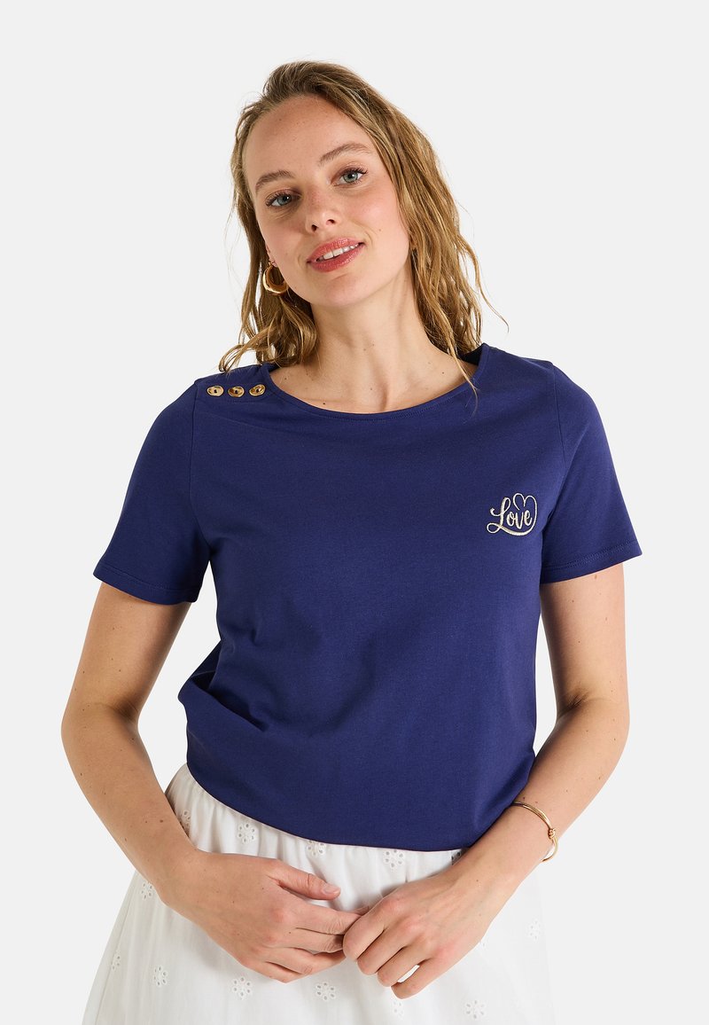 Camiseta de manga corta azul marino con escote redondo, cuenta con botones dorados en el hombro y bordado de "Love" en el pecho.