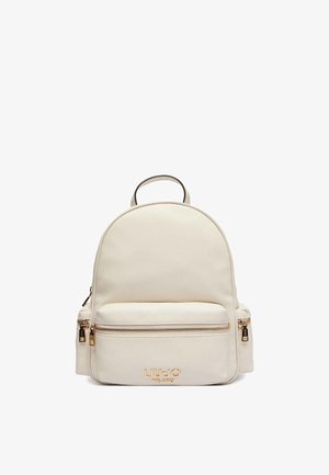 Mochila de cuero color crema con cremalleras doradas y "LIU JO MILANO" estampado en dorado en el bolsillo delantero, sobre un fondo blanco.