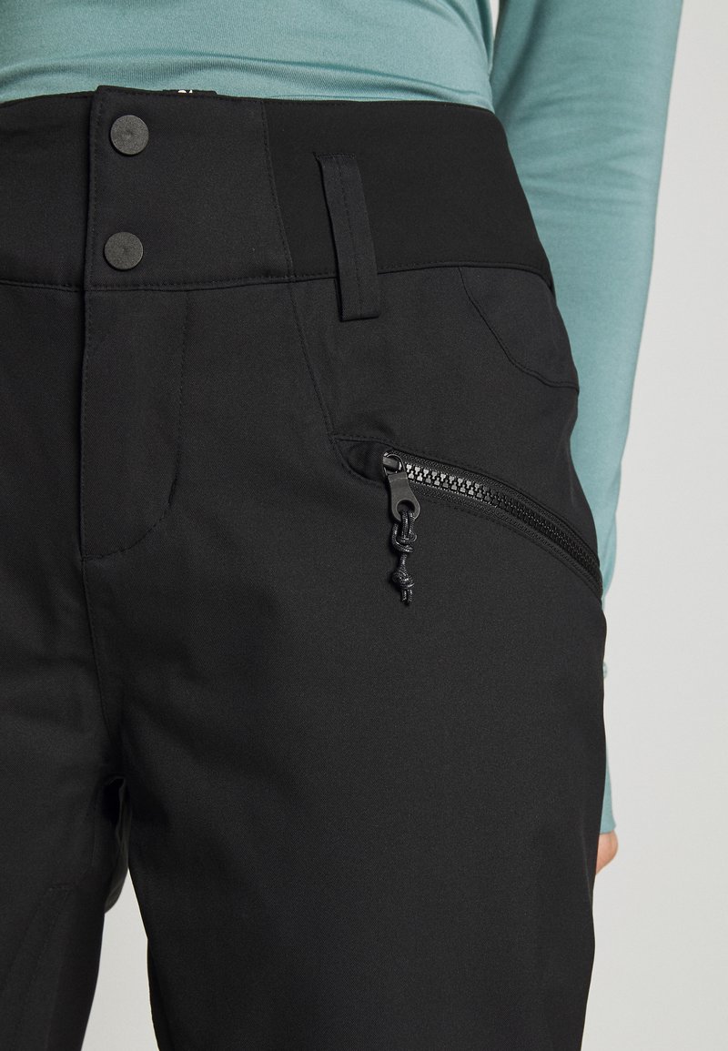 Schwarze Hose mit hohem Bund, ausgestattet mit zwei vorderen Knöpfen, einer seitlichen Reißverschlusstasche und einer glatten, dehnbaren Stoffstruktur.