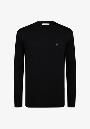 Suéter negro de punto con cuello redondo y mangas largas. Presenta un pequeño logo de un pájaro morado en el pecho. Puños y dobladillo acanalados.