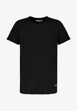 Schwarzes T-Shirt mit Rundhalsausschnitt und kurzen Ärmeln, mit umgeschlagenen Bündchen, kleinem "Urban"-Etikett am Saum und "Sublevel"-Markenlabel in der inneren Halsnaht.