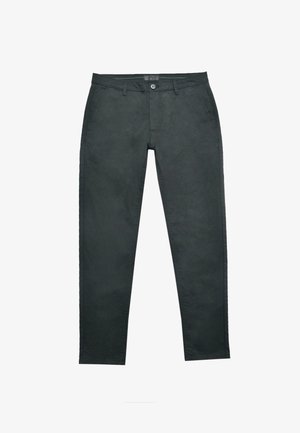 Mustad pehmest kangast mustad püksid, kitsas lõige, millel on nööp sulgemiseks, vöölõngad ja esiskeljad, millel on peened õmblusdetailid.