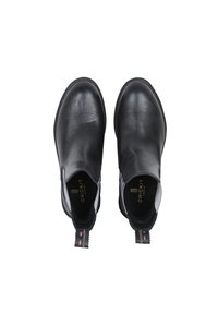 Czarne skórzane botki za kostkę z okrągłym noskiem, elastycznymi bocznymi panelami i kontrastującymi pętlami do wkładania, charakteryzujące się gładką teksturą i minimalistycznym stylem.