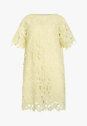 Dzeltenas īsām piedurknēm kleita ar ziedu mežģīņu izgriezumiem un viļņotām malām, ar apaļu kakla izgriezumu un ceļgala garuma apakšu.